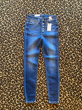 Load image into Gallery viewer, Button Fly Skinny Fit Judy Blue Jeans